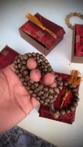 CHUỖI VÒNG 108 Hạt TRẦM HƯƠNG CÓ HỘP ĐỰNG SIÊU ĐẸP