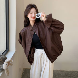 แจ็คเก็ตหนัง PU สไตล์ฮ่องกงย้อนยุคสำหรับผู้หญิง ฤดูใบไม้ผลิ 2025 เสื้อโค้ทสั้นทรงหลวมสไตล์ลำลองที่เข้ากันได้หลากหลาย