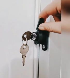 01 Khóa vỏ sò bằng hợp kim dày dặn kèm 2 chìa khóa dùng cho cửa sổ trượt lùa kèm 2 chìa khóa (có nhiều mẫu cho khách lựa chọn)