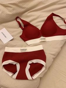 สีแดงเล็กวาว