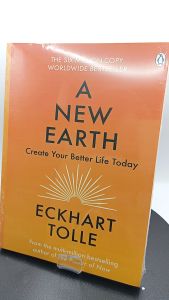 A New Earth: Awakening to Your Lifes Purpose by Eckhart Tolle  [OEM Paperback]