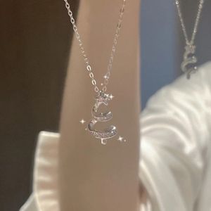 การออกแบบผลิตภัณฑ์กระชับเสริมสร้อยคอสีเงินรูปต้นคริสต์มาสเกาหลีประดับพลอยเทียมรูปดาวน่ารักน่ารักสำหรับผู้หญิงของขวัญในงานเทศกาลของนักเรียน