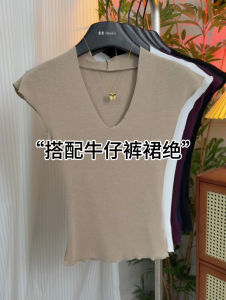 เสื้อยืดแขนกุดคอวีสีพื้นทรงสลิมฟิตสำหรับผู้หญิง ฤดูร้อน 2025 สไตล์เกาหลี แขนพอง ทรงเข้ารูป เสื้อผ้าทำงาน