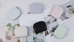 SEA YADOU กระเป๋าใส่บัตรทรงครึ่งวงกลมลายหมีน่ารัก ดีไซน์พิมพ์ลายนูน มีช่องเก็บบัตรหลายช่อง น้ำหนักเบาป้องกันแม่เหล็ก