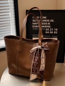 Fashionable Large Capacity Womens Shoulder Handbag Retro Commuter Tote Bag Soft PU Leather Shopping Bag Shape Casual Leisure