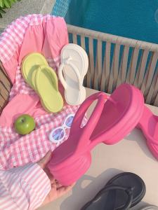 รองเท้าแตะส้นหนาสำหรับผู้หญิงในช่วงฤดูร้อนที่สวมใส่กลางแจ้งเพื่อเพิ่มความสูง รองเท้าแตะชายหาดกันลื่น รองเท้าแตะแบบสวมหัวคู่สำหรับฤดูร้อน 2024 ใหม่