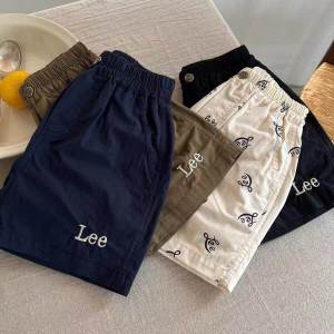 เด็ก ผ้าฝ้าย กางเกงขาสั้น 2024 ฤดูร้อน ตัวอักษรปักสไตล์ใหม่ห้าแฉก กางเกง ลำลอง เอว ยืดได้ วงดนตรีเสื้อผ้าเด็กชายและเด็กหญิง