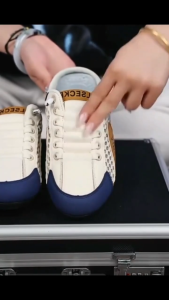 รองเท้าแตะชาย รองเท้าแตะแบบสวมสำหรับผู้ชายหลากสี ทำจากตาข่ายระบายอากาศ สวมใส่สบายและมีสไตล์