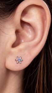 ZS 1 Pc G23 Titanium Earring 16G Ear Piercing Crystal Flower Stud Earring Rainbow Flower Lip Piercing Flat Back Earring