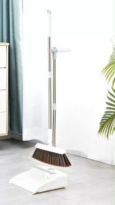 Lady Lin ชุดไม้กวาดพร้อมที่ตักขยะ  หมุนได้ ที่ตักขยะมีซี่แปรงในตัว จำหน่ายแยกตามการจัดเก็บเข้าชุด แบบมีที่ล็อกกับแบบแม่เหล็ก