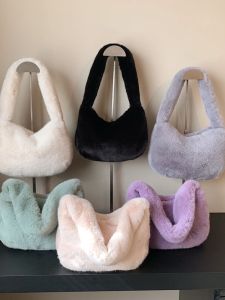 กระเป๋าถือขนนุ่มสุดหรู กระเป๋าสะพายไหล่แบบหนังสัตว์ปลอมน่ารัก กระเป๋าถือแฟชั่นสำหรับผู้หญิงในฤดูใบไม้ร่วง กระเป๋าสะพายข้างแบบหัวเข่าทันสมัย