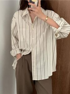 เสื้อเชิ้ตผู้หญิงสไตล์ฝรั่งเศส ดีไซน์เรียบง่าย สไตล์ฤดูใบไม้ผลิ 2022 เสื้อเชิ้ตลายทาง ทรงหลวม เสื้อเชิ้ตผู้หญิงชั้นในแบบอเนกประสงค์