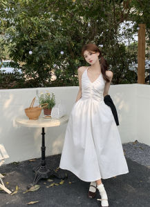 ชุดเดรสยาวสายเดี่ยวคอวีแขนกุดสีขาวสไตล์ฝรั่งเศสสำหรับผู้หญิงในฤดูหนาว ชุดไปเที่ยวชายหาด เดรสทรงเอเอวสูง