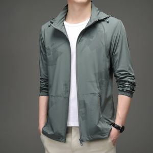 ROMON | เสื้อแจ็คเก็ตผู้ชายฤดูร้อนแบบบางจากผ้าไหมน้ำแข็ง ปกป้องแสงแดด สำหรับการท่องเที่ยวกลางแจ้ง ตกปลา จักรยาน แฟชั่น พร้อมฮู้ด เสื้อคลุมกันหนาว