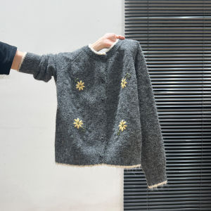 เสื้อคาร์ดิแกนถักแขนยาวแบบหลวมๆ อบอุ่นสำหรับฤดูใบไม้ร่วงและฤดูหนาว ปักลายดอกไม้ สีบล็อก แฟชั่นผู้หญิง