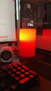 โคมไฟไนท์ไลท์สีแดง เป็นแบบสาย USB เสียบกับอแดบเตอร์ โคมไฟตั้งโต๊ะ ห้องนอน อ่านหนังสือ ทำงาน ตกแต่งบ้าน แสงอบอุ่น สตล์โมเดิร์น