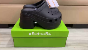 Giày sục crocs chuẩn xịn chống hôi chân nhựa tế bào êm mềm siêu bền đi mưa lội nước đi biển Crocs Siren đế cao 9cm cực kỳ hack dáng cho nữ màu đen