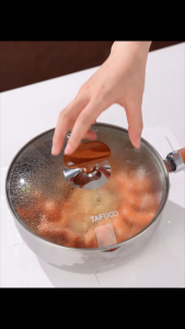 Nồi cán dài TAFUCO Yukihira Pan có xửng hấp Inox 316L với tay cầm gỗ thiết kế núm cầm chắc chắn chống dính dễ dàng vệ sinh phù hợp chiên xào nấu cháo súp hầm