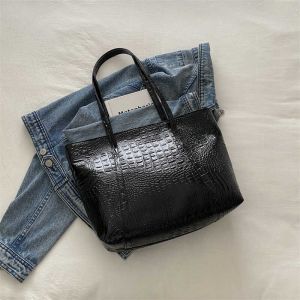 Large Capacity Soft Leather Bucket Bag Womens Commuter Tote Bag Fashionable Vintage Style Double Strap Zipper Closure Handbag