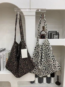 กระเป๋าผ้าใบลายเสือดาวลายดอกไม้สำหรับผู้หญิง 2024 กระเป๋าสะพายไหล่ใบเล็กสไตล์เกาหลี กระเป๋าเดินทางแบบยูนิเซ็กซ์ กระเป๋าสะพายไหล่แบบยืดหยุ่น