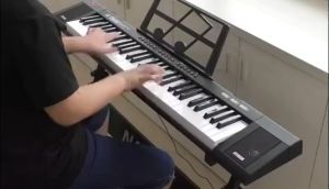 Portabel Piano Elektronik Multifungsi 61 Keys Pemula/ Mainan Anak Piano Elektronik 61 Keys