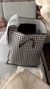 【 In Stock 】100L/140L Clothes Storage Box with Lids Clothing Storage Organizer Large Capacity Waterproof Foldable Storage Bins Home Storage 衣物收纳箱