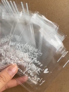 100pcs Transparent Heart-Shaped 4 in 1 Self-Adhesive Bags Christmas Letter Pattern Packaging Bags for Small Gift Wrapping Party Gift Bags