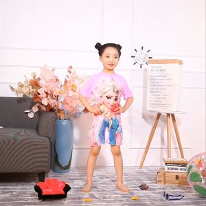 Đồ Bơi Cho Bé Gái Bộ Bơi Bé Gái Liền Thân Tặng Kèm Mũ Họa Tiết Elsa Chất Liệu Co Giãn Cho Bé Từ 9-30kg HB2305