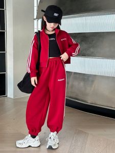 ชุดกีฬาฤดูใบไม้ผลิและฤดูใบไม้ร่วงสำหรับเด็กผู้หญิง สไตล์ลำลอง ชุดสองชิ้นสีแดง แฟชั่นฤดูใบไม้ร่วงและฤดูใบไม้ผลิ เสื้อผ้าเด็ก