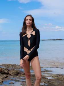 BHUSANAKAN SWIMWEAR รุ่น "Diana Long Sleeve" วันพีซแขนยาวสีดำ แต่งห่วงทอง และคัตเอาต์เก๋ๆ