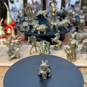 Tượng Nhỏ Phong Thủy Đồng Thau Kiểu Sư Tử Đá Chơi Bóng (Kích Thước 3.2cm x 2.8cm)