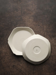 จานเซรามิกสไตล์จีนโบราณ จานขนมจีน จานชา จานสำหรับใส่เครื่องดื่ม จานเซรามิกเคลือบด้วยใยแก้วนำทางสีเทา จานทรงหกเหลี่ยมขนาดกลาง