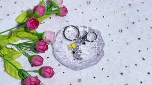Bandai | Cartoon little white dog all-zircon keychain couple gift pendant cartoon dog collarbone key ring Valentines Day accessory
