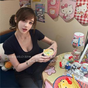 เสื้อยืดแขนสั้นทรงเข้ารูปคอวีสไตล์เกาหลีสำหรับผู้หญิงในฤดูใบไม้ผลิและฤดูร้อน เสื้อผ้าทำงานผู้หญิง ผ้าฝ้ายผสม ระบายอากาศได้ดี ทรงเข้ารูป ทรงเข้ารูป