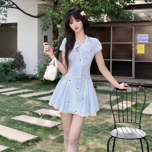 ชุดเดรสแขนพองลายจุดคอตตอนสไตล์หวานฤดูร้อนปี 2025 กระโปรงสั้นผูกโบว์ผ้าฝ้ายโพลีเอสเตอร์เอวสูงทรงเอ