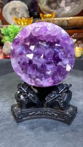 raw amethyst ball 💯全水晶体🔮紫晶开口笑😀 背部带玛瑙眼💰 水晶体可透光✔️ 🆓附送底座 紫晶宽Diameter: 10cm 厚度Thickness: 7cm 净重Raw weight: 0.93kg 含底座高total height: 15cm 底座宽total width: 11x10cm 总重total weight: 1.25kg #绝对天然水晶💯 #预约门市 #新山 #jb #johorbahru