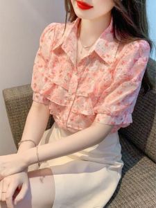 เสื้อเชิ้ตผ้าชีฟองลายดอกไม้สีแดงสไตล์ฝรั่งเศสสำหรับผู้หญิง ฤดูร้อน 2024 เสื้อเชิ้ตผ้าชีฟองบางใหม่ เสื้อเชิ้ตคอปกแขนยาว 7 ส่วน