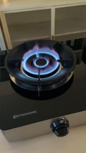 โปรในไลฟ์ มาใหม่ DYNAHOME  เตากระจกนิรภัย ขอบมน หัวเตาสแตนเลสรมดำ 2 หัวเตา มีที่บังลมครบ