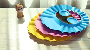 MŨ NÓN GỘI ĐẦU CHẮN NƯỚC CHO BÉ KHI TẮM CÓ VÀNH CHE TAI - DỤNG CỤ TẮM VÀ VỆ SINH CHO BÉ - MŨ GỘI ĐẦU CHO BÉ