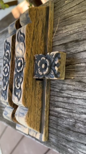 กลอนประตูไม้สักแกะสลัก ลายดอกไม้ ขนาด 9/10/13 นิ้ว กลอนไม้โบราณ สลักประตูบ้านทรงไทย