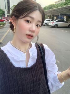 ชุดเสื้อกั๊กถักสไตล์ลำลองสำหรับผู้หญิงในฤดูใบไม้ผลิและฤดูใบไม้ร่วง ชุดเสื้อเชิ้ตสีขาวแบบสวมใส่สองชิ้น แฟชั่นสตรีท แขนสั้น โพลีเอสเตอร์