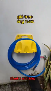 Giá treo ống nước và giá đỡ cuộn ống tưới tiện lợi cho vòi rửa xe vườn.