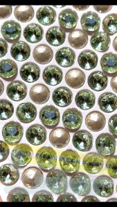 พลอยเทียมบูติกระดับ K9 ไฮเอนด์ ส่วนท้องฟ้าเต็มไปด้วยดวงดาว ทรงกลมส่วนล่างแหลม ขนาด 8 มิล มีเจียระไน 170เหลี่ยม พลอยเทียมหลากสี