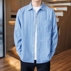 HENGYUANXIANG | เสื้อเชิ้ตแขนยาวผ้าเดนิมทรงหลวมสำหรับผู้ชาย 100% คอตตอน สีฟ้าอ่อน แฟชั่นลำลอง ฤดูใบไม้ผลิ 2025 แจ็คเก็ตเสื้อเชิ้ต