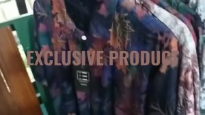 Kemeja Pria Retro Vintage & Bahan Rayon Import\\n\\n Apa Itu Kemeja Pria Retro Vintage?\\n\\nKemeja pria retro vintage adalah kemeja lengan pendek atau panjang yang dirancang dengan desain klasik dan unik. Desain ini menggabungkan unsur-unsur dari era sebelumnya, seperti tahun 1960-an hingga 1980-an, yang memberikan tampilan retro dan vintage pada penampilan Anda. Kemeja pria retro vintage biasanya memiliki motif abstrak yang menarik dan unik, membuatnya menjadi pilihan yang sempurna untuk acara kasual atau formal.\\n\\n Keunikan Motif Abstrak\\n\\nMotif abstrak pada kemeja pria retro vintage menambahkan unsur seni dan estetika pada penampilan Anda. Motif ini sering kali melibatkan pola geometris, garis-garis, atau bentuk-bentuk yang tidak teratur, memberikan kesan artistik dan kreatif pada penampilan Anda. Motif abstrak ini juga membuat kemeja pria retro vintage menjadi pilihan yang unik dan eksklusif.\\n\\n Kelebihan Bahan Rayon Import\\n\\nKemeja pria retro vintage biasanya dibuat dari bahan rayon import, yang merupakan bahan berkualitas tinggi dengan tekstur lembut dan nyaman dikenakan. Bahan rayon import juga memiliki daya serap keringat yang baik, membuatnya menjadi pilihan yang ideal untuk cuaca panas atau hangat. Selain itu, bahan ini mudah dicuci dan tahan lama, sehingga Anda dapat menikmati penampilan retro vintage Anda dalam jangka waktu yang lama.\\n\\n Cara Memilih Kemeja Pria Retro Vintage yang Tepat\\n\\nUntuk memilih kemeja pria retro vintage yang tepat, ada beberapa hal yang perlu diperhatikan:\\n\\n Perhatikan Ukuran dan Warna\\n\\nPastikan untuk memilih ukuran kemeja yang sesuai dengan tubuh Anda. Jika kemeja terlalu ketat atau longgar, penampilan Anda akan kurang maksimal. Selain itu, pilih warna kemeja yang sesuai dengan kepribadian dan gaya Anda. Warna-warna seperti biru, hijau, merah, atau hitam dapat memberikan kesan retro dan vintage pada penampilan Anda.\\n\\n Cocokkan dengan Acara yang Akan Diikuti\\n\\nPilih kemeja pria retro vintage yang sesuai dengan acara yang akan Anda ikuti. Kemeja lengan pendek biasanya cocok untuk acara kasual atau santai, sementara kemeja lengan panjang dapat digunakan untuk acara formal atau semi-formal.\\n\\n Tips Menggunakan Kemeja Pria Retro Vintage\\n\\nBerikut adalah beberapa tips menggunakan kemeja pria retro vintage:\\n\\n Padu Padan dengan Celana Chino\\n\\nPadukan kemeja pria retro vintage Anda dengan celana chino untuk tampilan yang lebih kasual dan santai. Pilih warna celana chino yang kontras atau serasi dengan warna kemeja Anda untuk mendapatkan penampilan yang sempurna.\\n\\n Cocokkan dengan Sepatu Formal atau Kasual\\n\\nPilih sepatu yang sesuai dengan acara yang akan Anda ikuti. Untuk acara kasual, sepatu sneakers atau sandal bisa menjadi pilihan yang tepat. Sedangkan untuk acara formal, sepatu formal seperti oxford atau derby bisa menjadi pilihan yang baik.\\n\\n Kemeja Pria Retro Vintage Terbaru 2022\\n\\nKemeja pria retro vintage terbaru 2022 menawarkan motif unik dan eksklusif yang tidak pernah lekang oleh waktu. Motif abstrak pada kemeja ini membuatnya menjadi pilihan yang sempurna untuk acara kasual atau formal. Selain itu, kualitas bahan rayon import yang digunakan juga terjamin, memberikan penampilan retro vintage yang tahan lama dan nyaman dikenakan.\\n\\n Motif Unik dan Eksklusif\\n\\nMotif unik dan eksklusif pada kemeja pria retro vintage terbaru 2022 membuatnya menjadi pilihan yang sempurna untuk acara kasual atau formal. Motif abstrak pada kemeja ini menambahkan unsur seni dan estetika pada penampilan Anda, membuatnya menjadi pilihan yang unik dan eksklusif.\\n\\n Kualitas Bahan yang Terjamin\\n\\nKualitas bahan rayon import yang digunakan pada kemeja pria retro vintage terbaru 2022 juga terjamin. Bahan ini memiliki tekstur lembut dan nyaman dikenakan, serta daya serap keringat yang baik. Selain itu, bahan ini juga mudah dicuci dan tahan lama, sehingga Anda dapat menikmati penampilan retro vintage Anda dalam jangka waktu yang lama.\\n\\nKemeja pria retro vintage adalah pilihan yang sempurna untuk acara kasual atau formal. Dengan motif unik dan eksklusif serta kualitas bahan rayon import yang terjamin, Anda dapat menikmati penampilan retro vintage yang tahan lama dan nyaman dikenakan. Jadi, jangan ragu untuk mencoba kemeja pria retro vintage dan rasakan penampilan retro vintage yang sempurna!\"