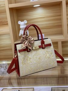 Elegant Embroidered Wedding Handbag for Middle-Aged Women Soft PU Leather Tote Bag with Zipper Closure Floral Pattern Wedding Gift Bag