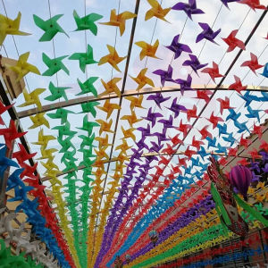 100pcs Plastic Pinwheels with 30m Wire Rope Fitting Windmill Toy for Yard Garden