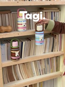 Tagi. กระติกน้ำพกพา ความจุขนาดใหญ่ ลายหัวใจหลากสี พร้อมฝาปิด 1000ml