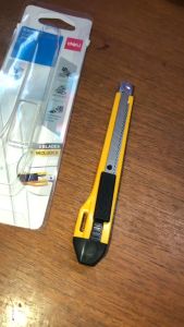 Deli Cutter Kecil 2031 Murah Berkualitas
