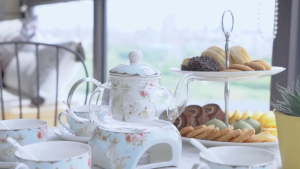 Khay bánh sứ London bày bàn tiệc trà chiều kiểu Âu